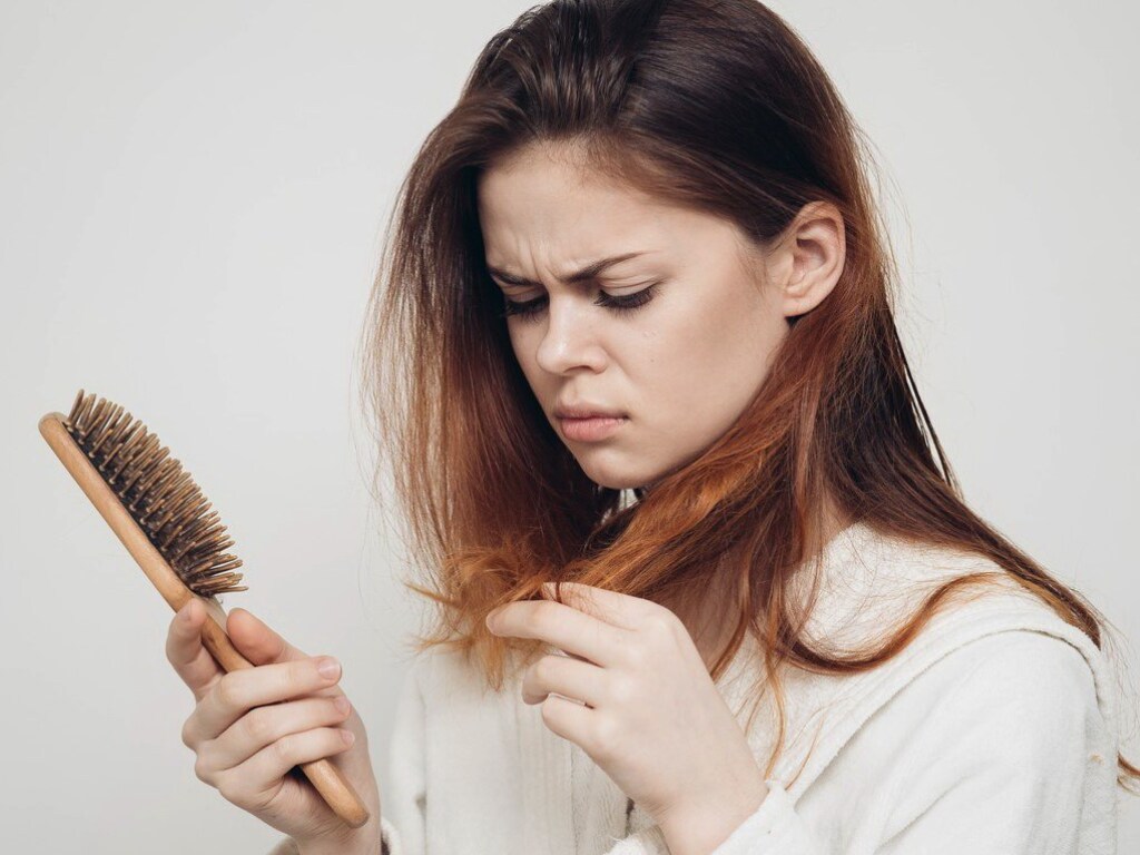 Медик назвала причины выпадения волос у женщин