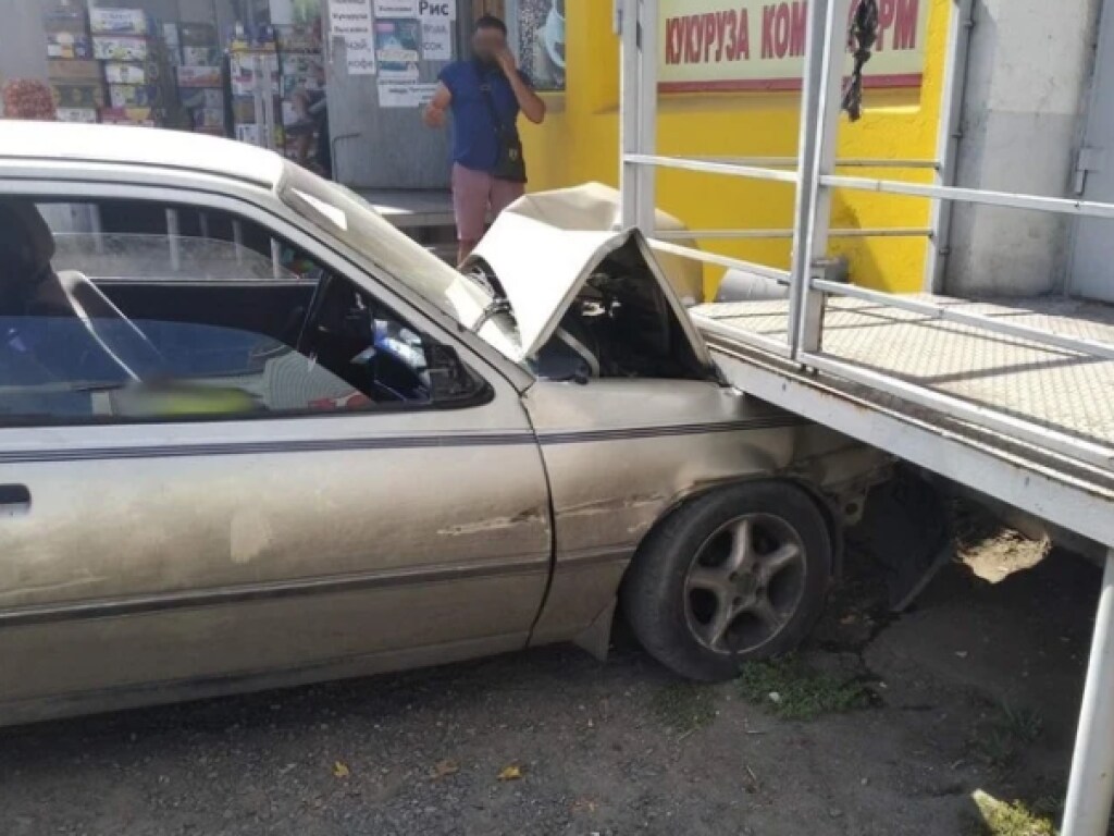 После столкновения с Peugeot, Opel влетел в лестницу в Николаеве (ФОТО)