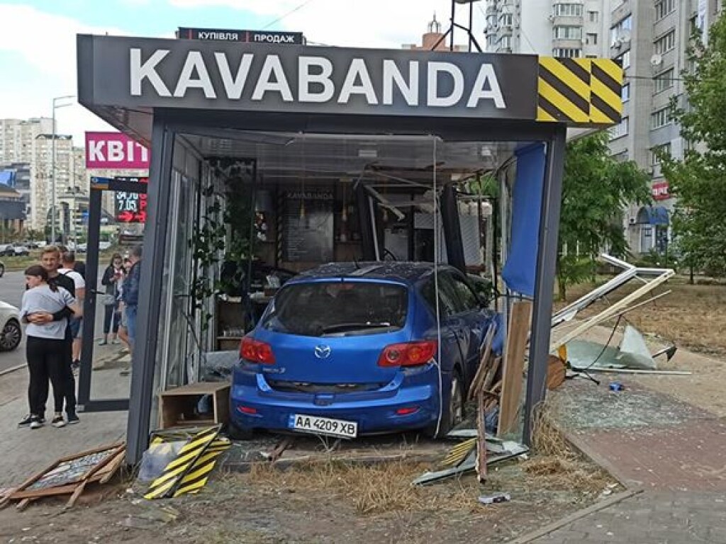 Водитель Mazda протаранил кофейню на столичных Позняках (ФОТО)