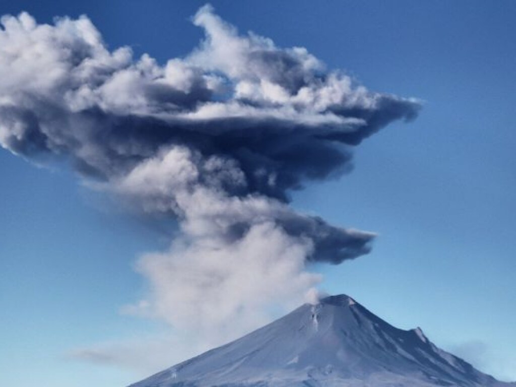В Мексике проснулся вулкан: столб дыма и газа поднялся на 600 метров (ВИДЕО)