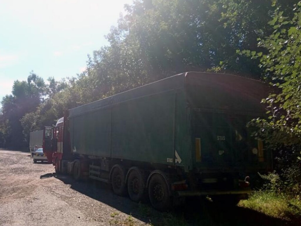 У водителей грузовиков были подделаны документы: в Житомирскую область приехали 2 фуры со львовским мусором (ФОТО)
