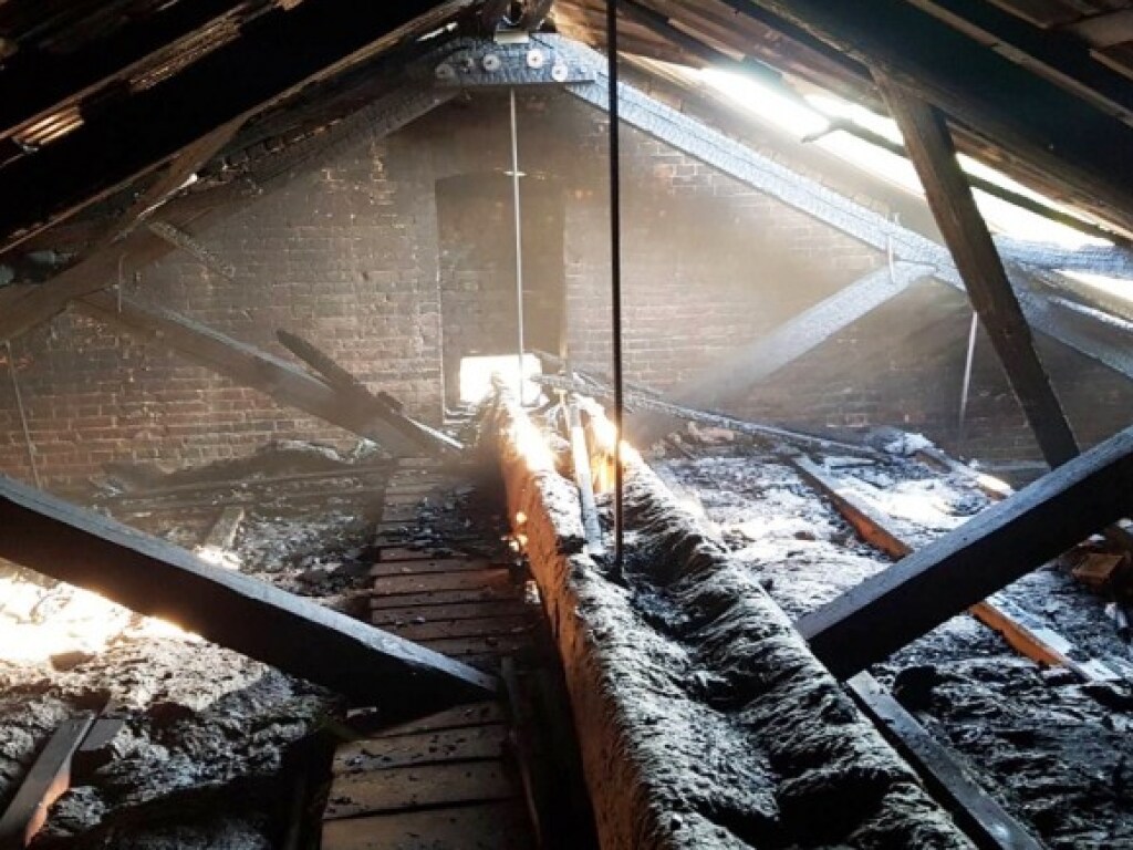 В костеле в Житомирской области произошел пожар: возникла угроза горения детской спортивной школы (ФОТО)