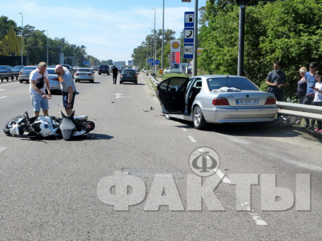 На Житомирской трассе под Киевом произошло жесткое ДТП: авто BMW столкнулось с байком (ФОТО)