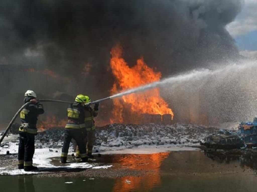 Крупный пожар в Днепре: уничтожены два автомобиля и катер (ФОТО, ВИДЕО)