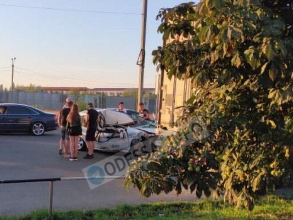 В Одессе такси Uber влетело в грузовик: пассажирка такси погибла (ФОТО)