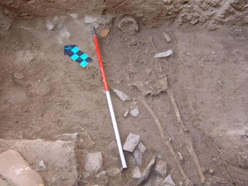 Археологи нашли 2000-летнее загадочное захоронение девочки с кувшином (ФОТО)