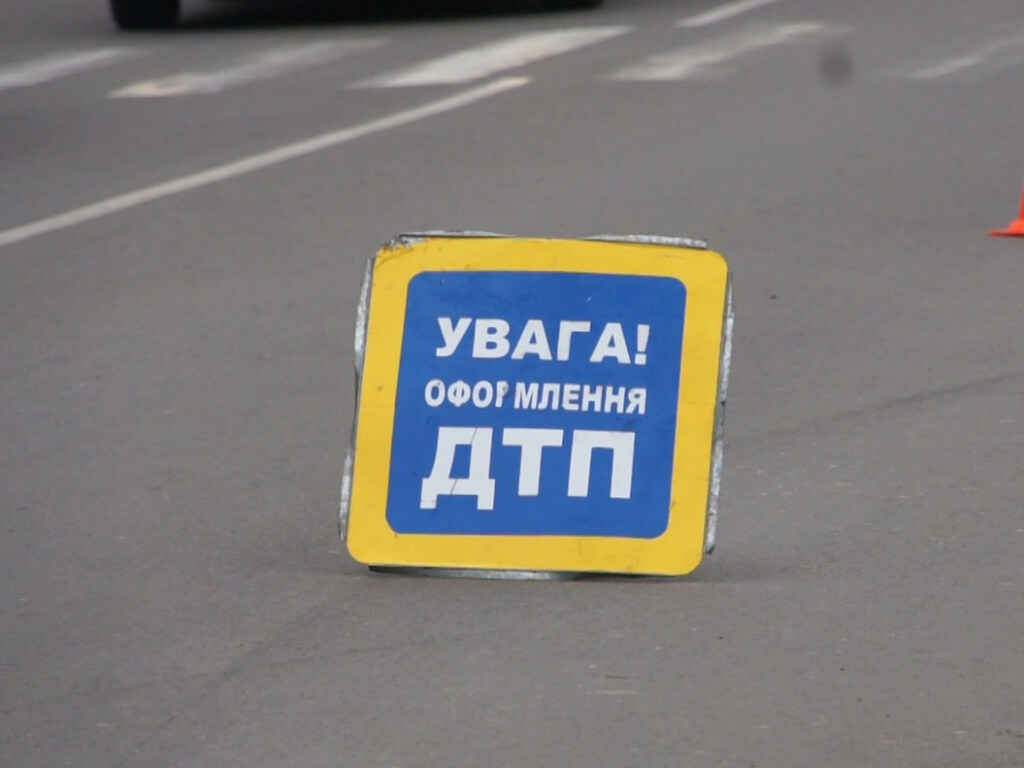 На Львовщине грузовик перевернулся и заблокировал трассу: водитель в больнице