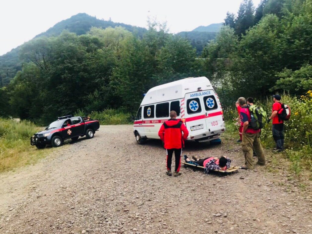 На Львовщине спасатели эвакуировали с горы пострадавшую девушку (ФОТО)