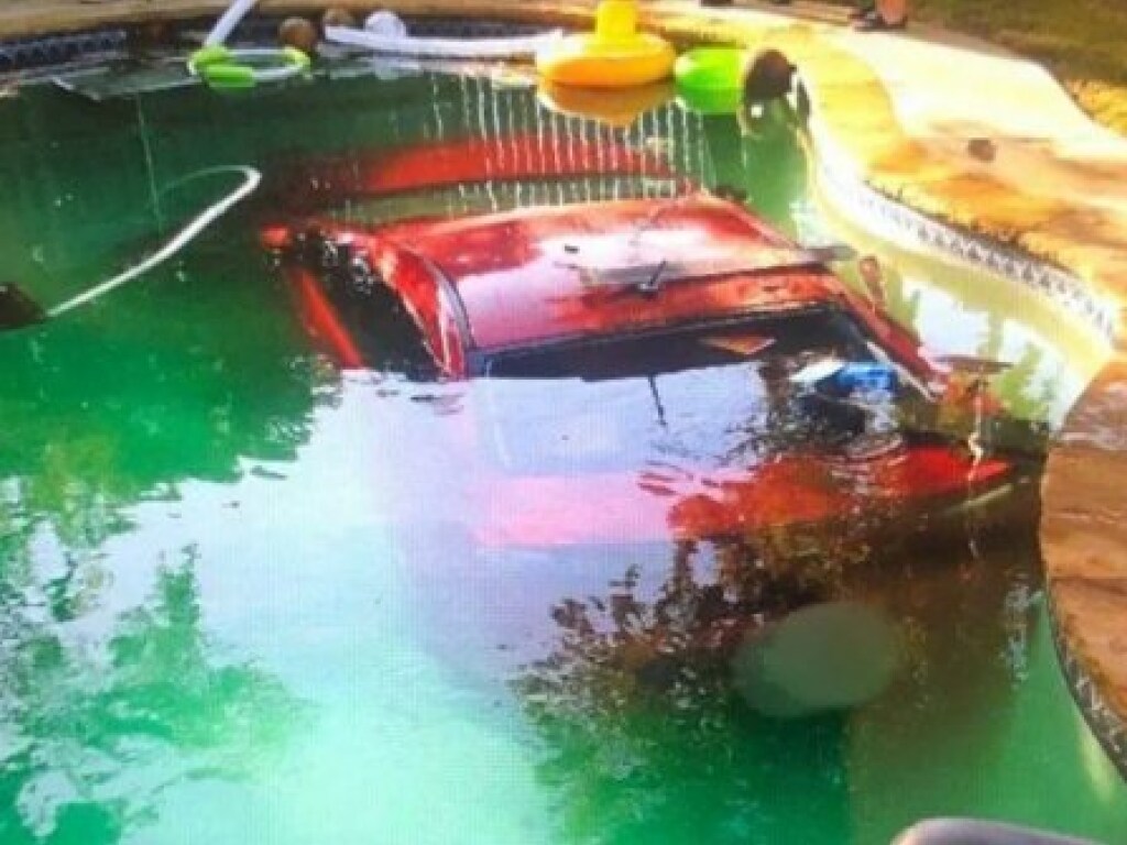 Пьяный водитель утопил дорогой спорткар в бассейне (ФОТО)