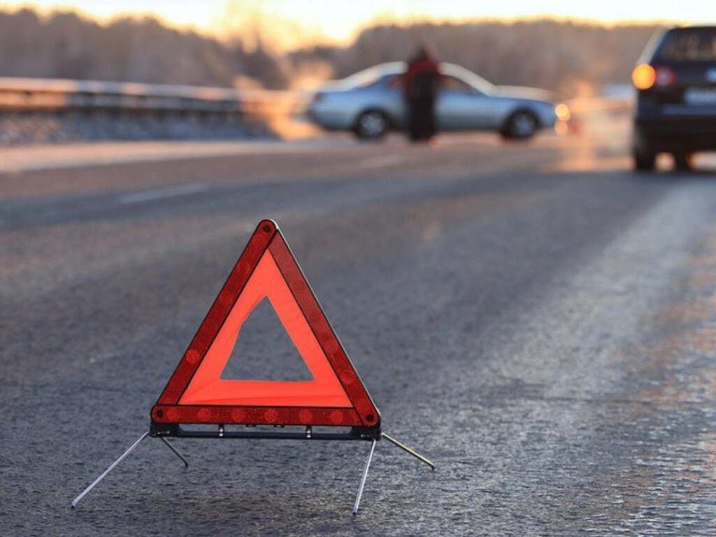 Автомобиль разбился вдребезги: На Закарпатье водитель ВАЗ влетел в бетонное ограждение