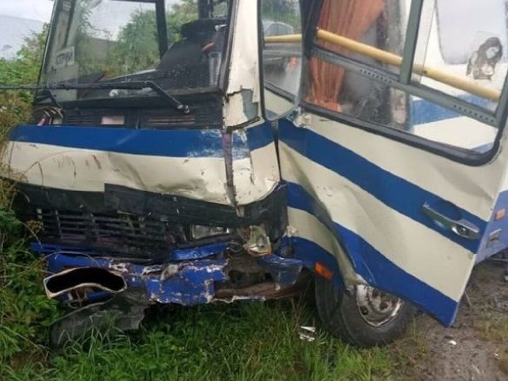 На трассе Киев-Чоп столкнулись автомобиль и рейсовый автобус: погибла 59-летняя женщина (ФОТО)