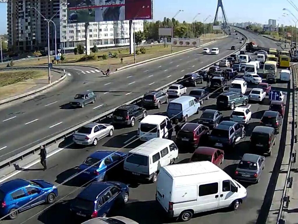 Утром на дорогах в Киеве образовались масштабные автомобильные пробки (КАРТА)