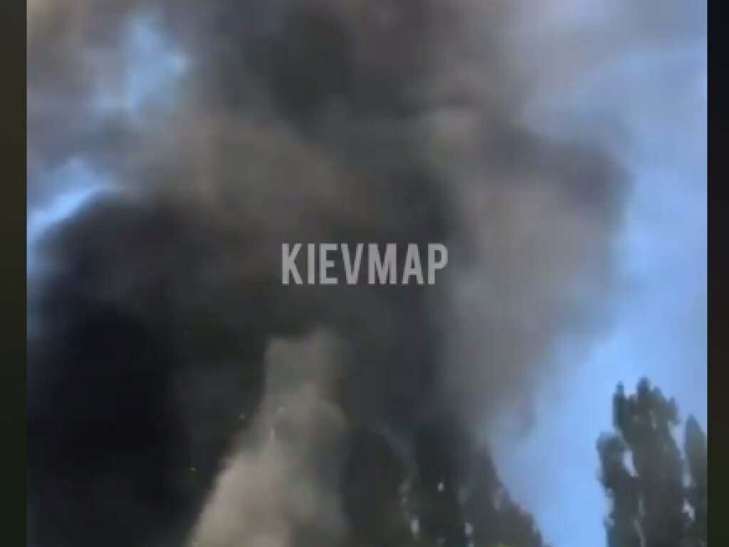 Возле станции метро «Ипподром» в Киеве произошел пожар: в небо поднимается дым (ВИДЕО)