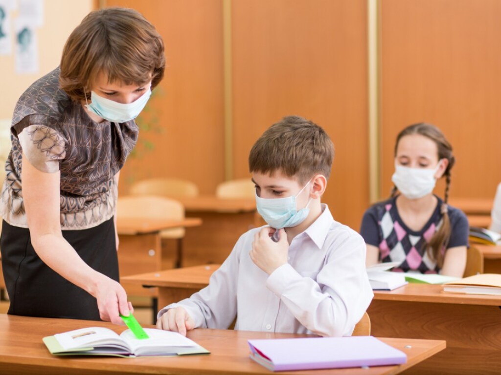 Из-за пандемии коронавируса педагоги обязательно должны проходить медосмотр – эксперт