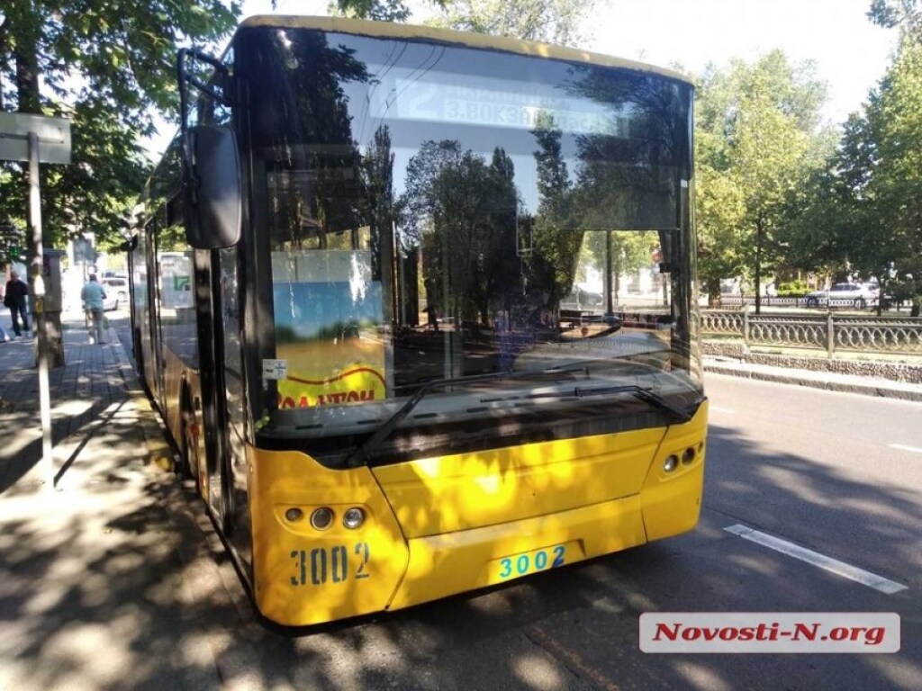 В Николаеве троллейбус «догнал» легковушку: подробности ДТП (ФОТО)