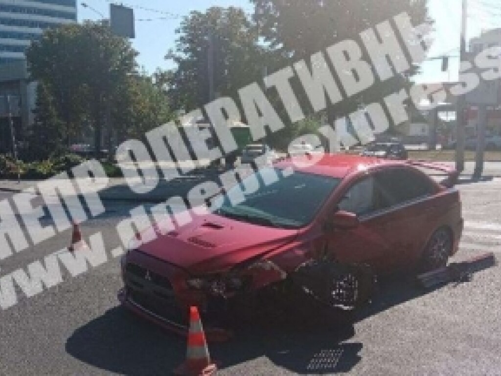 В Днепре на Гагарина водитель Mitsubishi снес светофор (ФОТО, ВИДЕО)