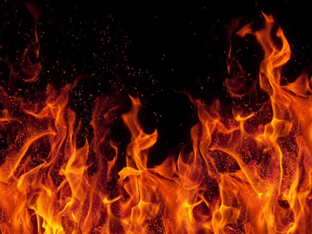 В Харьковской области горела фура: огонь потушили сердобольные водители (ВИДЕО)