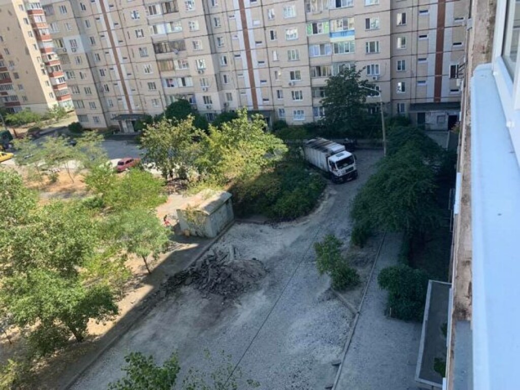 В Киеве мусоровоз провалил асфальт и застрял &#8212; соцсети (ФОТО)
