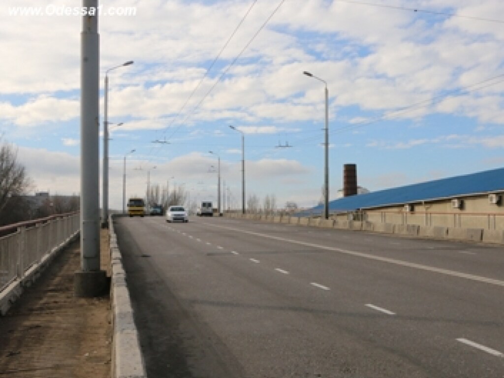 В конструкции одного из одесских мостов появились дыры: арматура ржавеет (ВИДЕО)