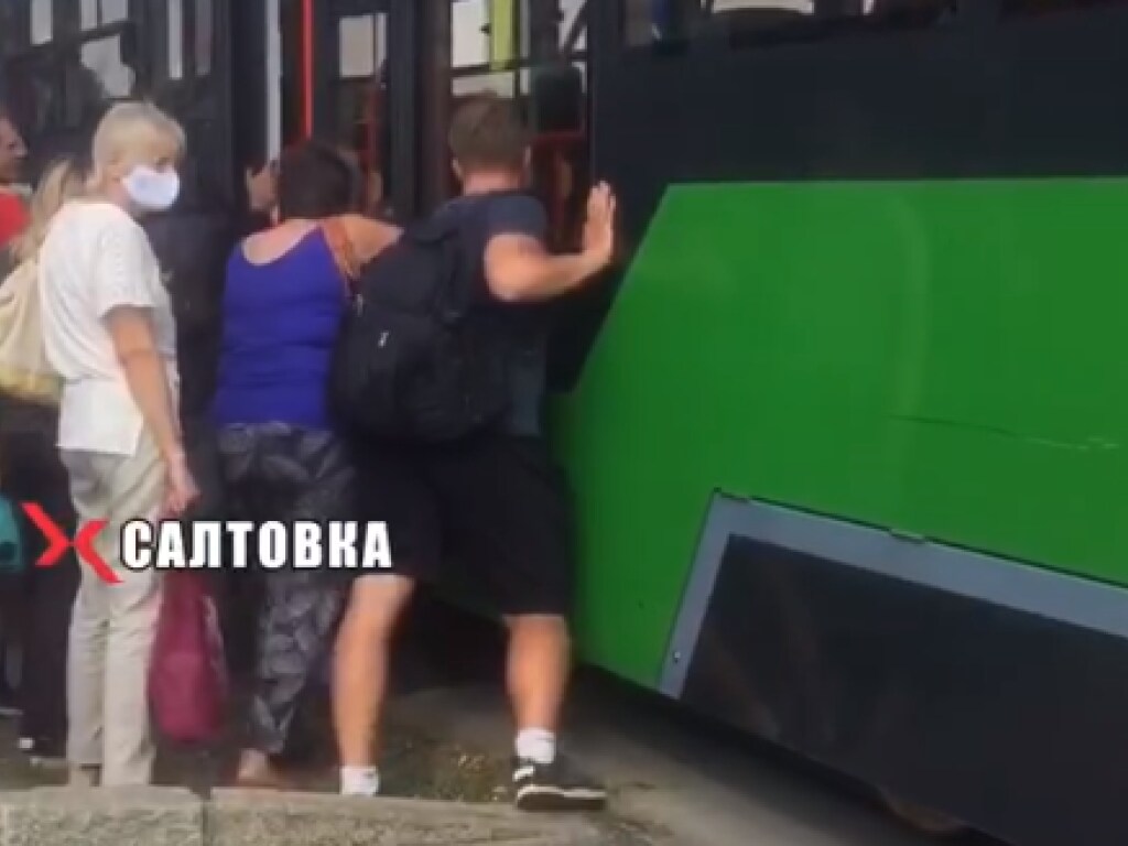 В Харькове трамвай сошел с рельсов: пассажиры затолкали его обратно (ФОТО)