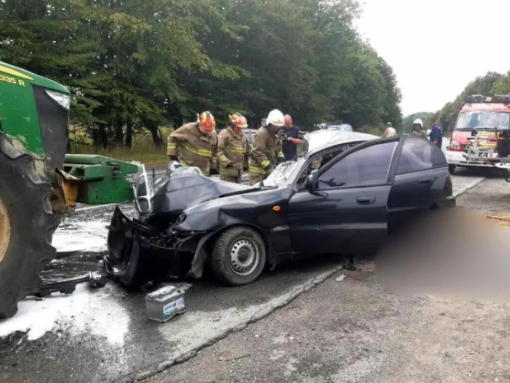 В Ивано-Франковской области авто на скорости влетело под трактор: есть жертвы (ФОТО)