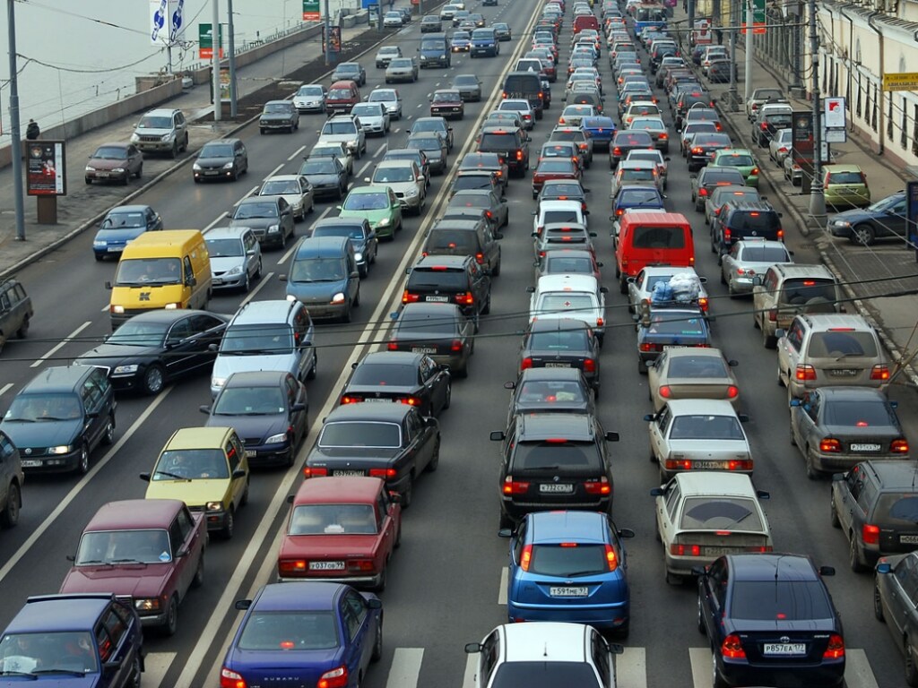 На дорогах Киева утром образовались автомобильные заторы: как объезжать (КАРТА)