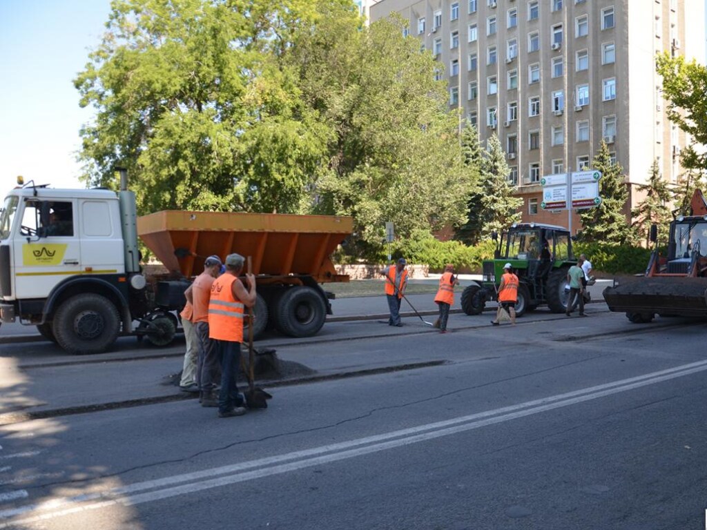 В Николаеве коммунальщики уже второй раз за лето ремонтируют дорогу к приезду Зеленского (ФОТО)