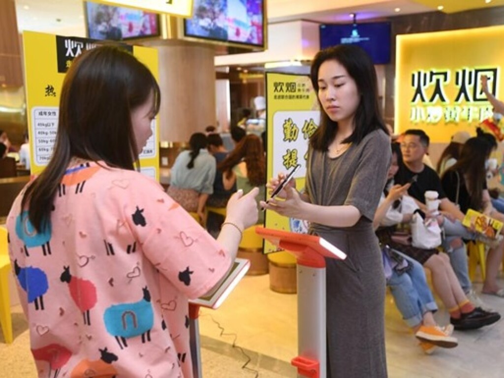Руководство китайского ресторана извинилось за взвешивание посетителей перед заказом еды (ФОТО)