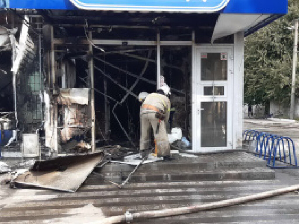 В Харьковской области горел супермаркет (ФОТО)