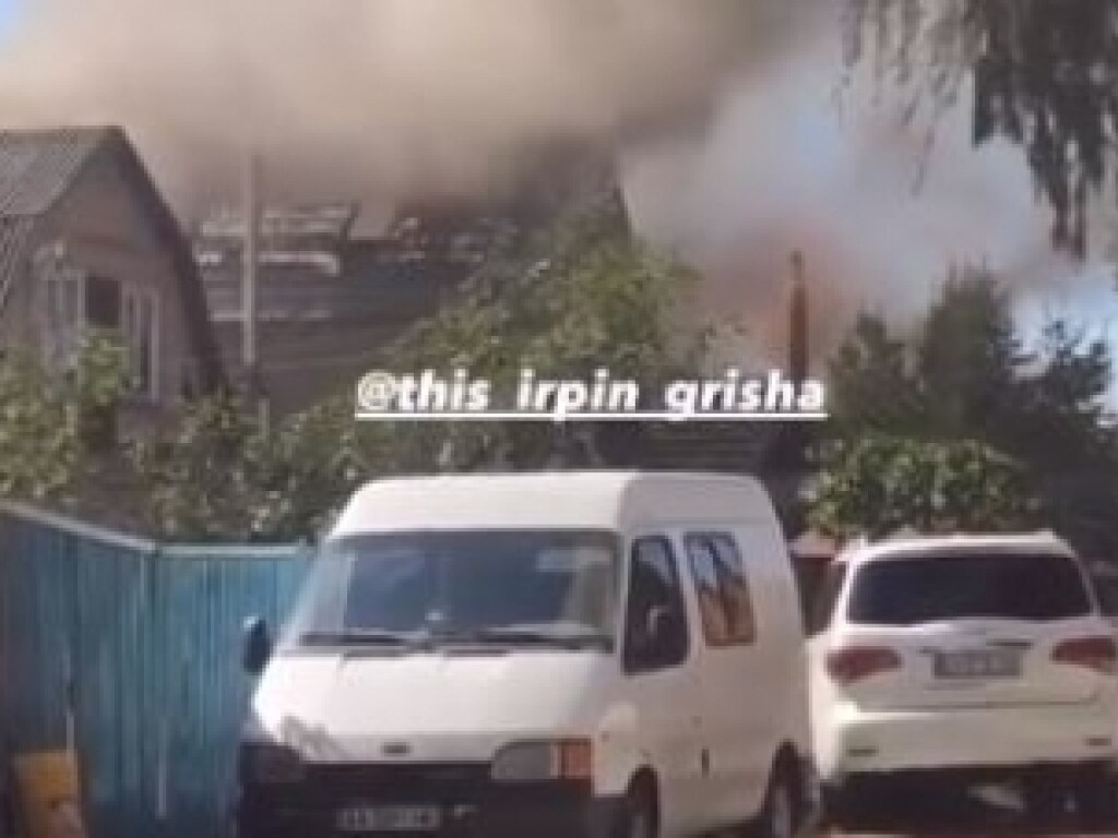 под Киевом крупный пожар: горит частный дом (ВИДЕО)