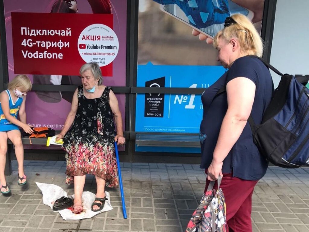 Киевский маршрутчик протащил пожилую женщину по асфальту (ФОТО, ВИДЕО)