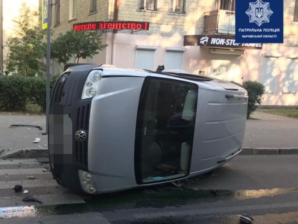 В центре Харькова из-за столкновения с Nissan перевернулся Volkswagen (ФОТО)