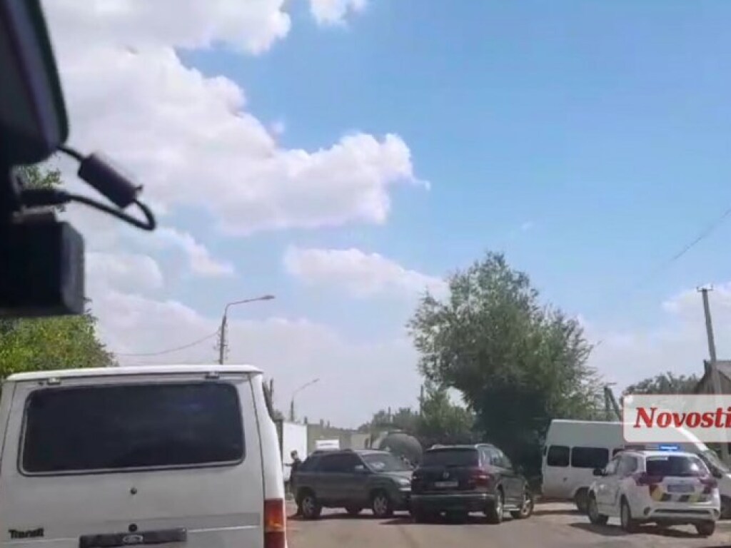 В Вознесенске KIA врезался в Volkswagen Touareg и заблокировал дорогу (ФОТО)