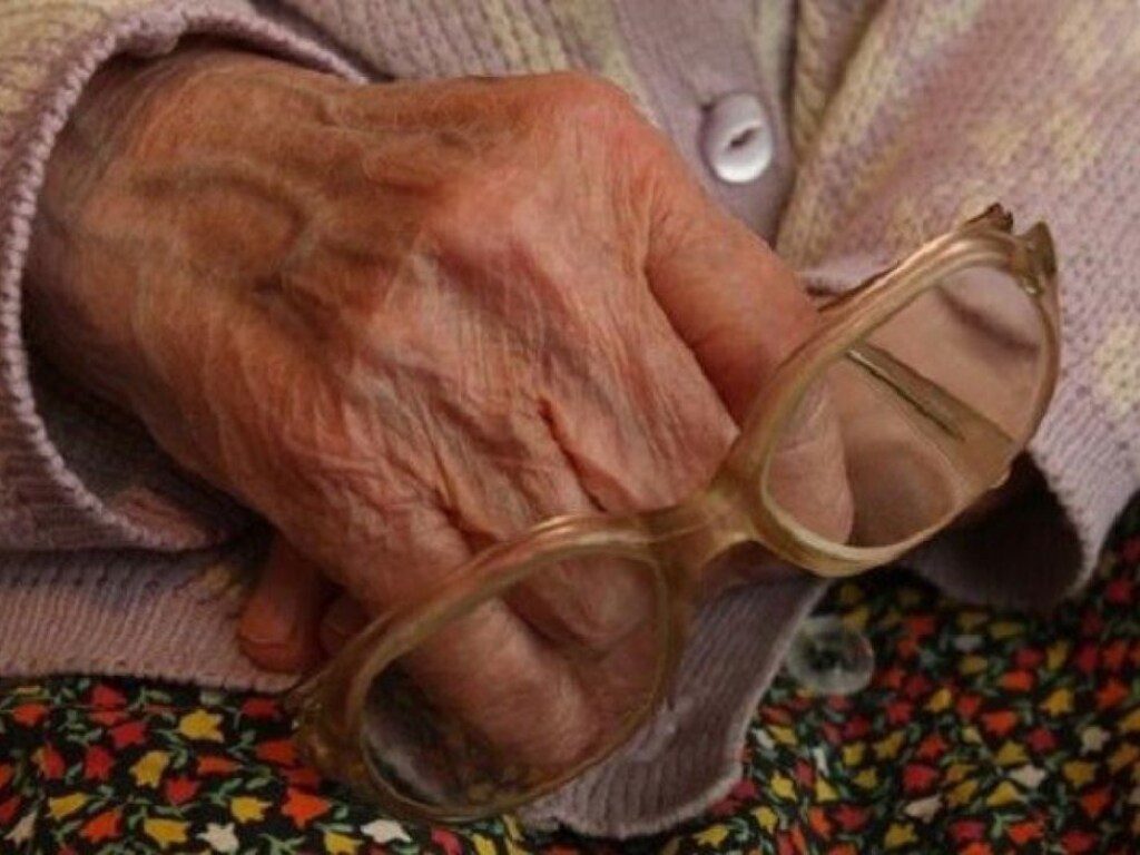 В Ровно умершая пенсионерка пять часов лежала в подъезде: боялись забирать из-за коронавируса (ВИДЕО)