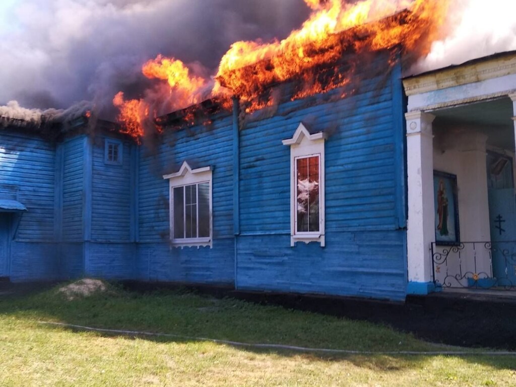 В Житомирской области горела церковь: пожарные ликвидировали огонь без запасов воды (ФОТО)