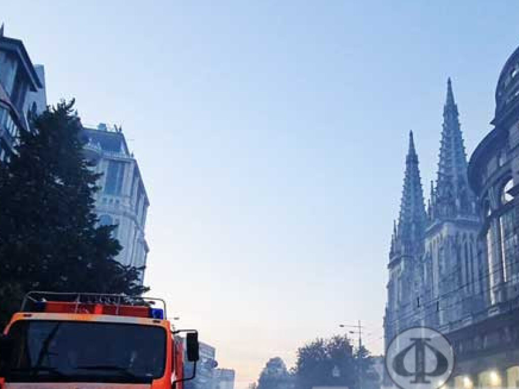 В Киеве на улице Васильковской горела квартира: тушение пожара затянулось на несколько часов (ФОТО, ВИДЕО)