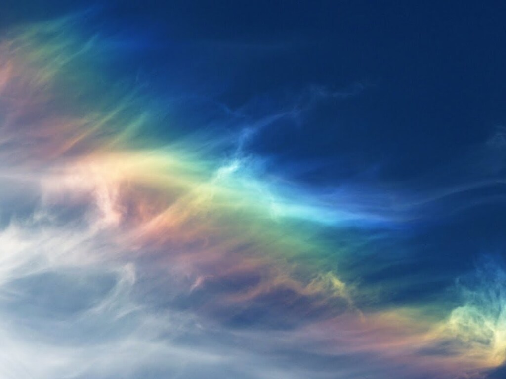 Невероятное явление: женщина увидела в небе «радужное облако» (ВИДЕО)