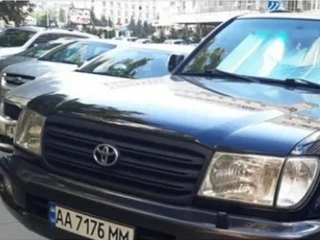 В Киеве автомобилист оригинально заклеил номер от камер: может пострадать другой человек (ФОТО)
