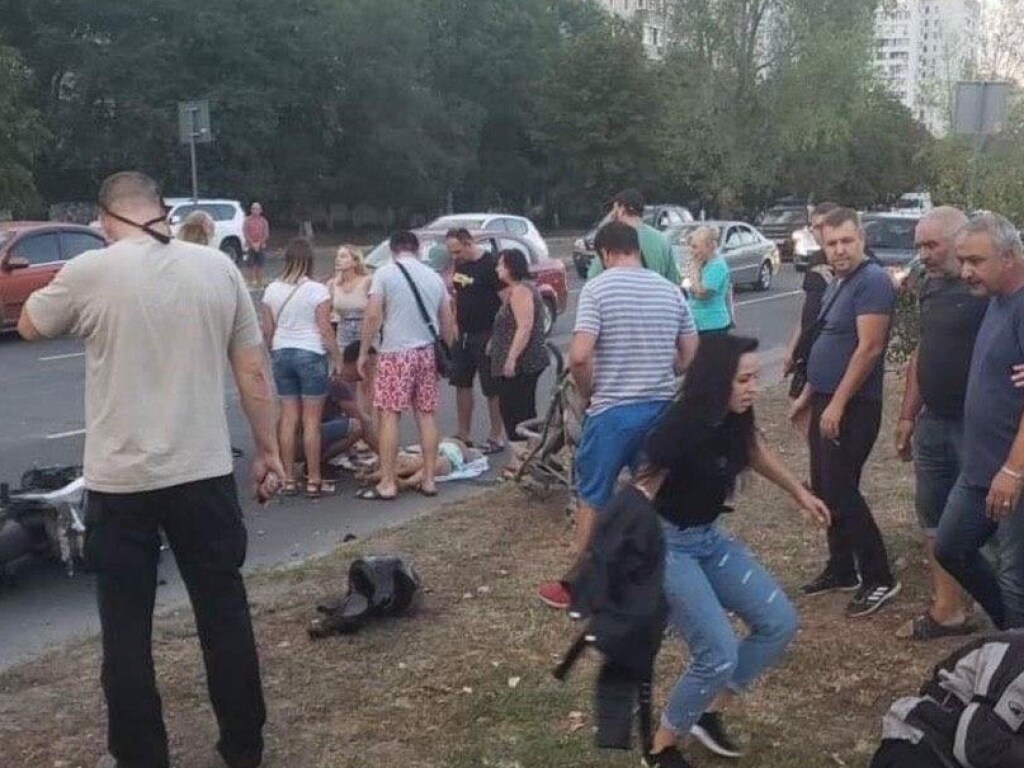 В Одессе на «зебре» мотоцикл сбил женщину с детьми: очевидцы едва не устроили самосуд (ФОТО)