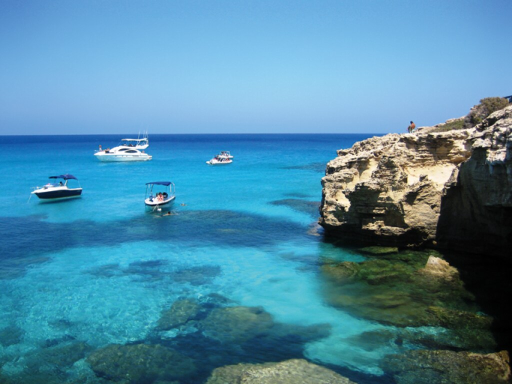В одном из курортных городов на Кипре раздались два громких взрыва
