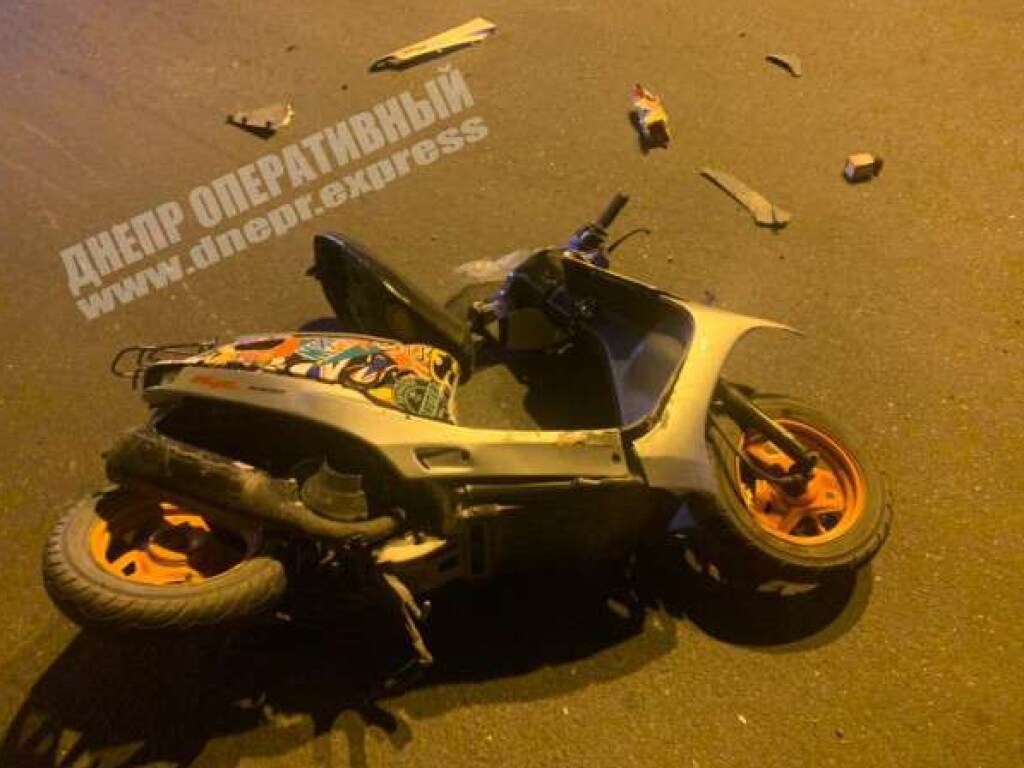 В Днепре двое подростков на скутере врезались в Daewoo (ФОТО)