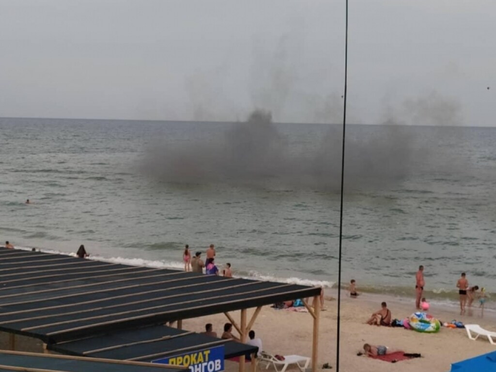 На украинском курорте над водой появилось черное облако: загадку явления быстро раскрыли (ФОТО)