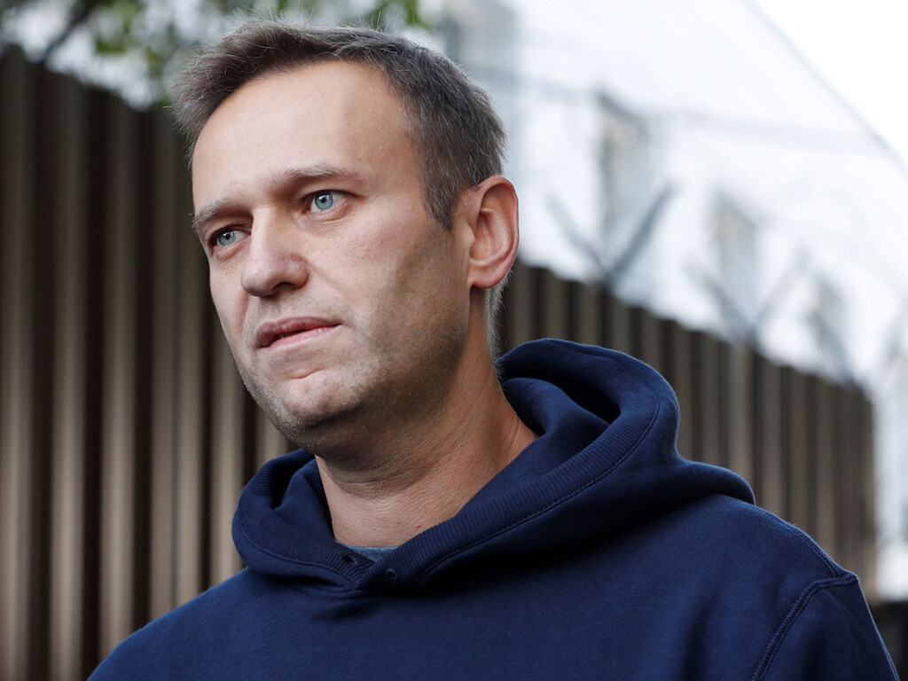 Навального перевозят в немецкую клинику