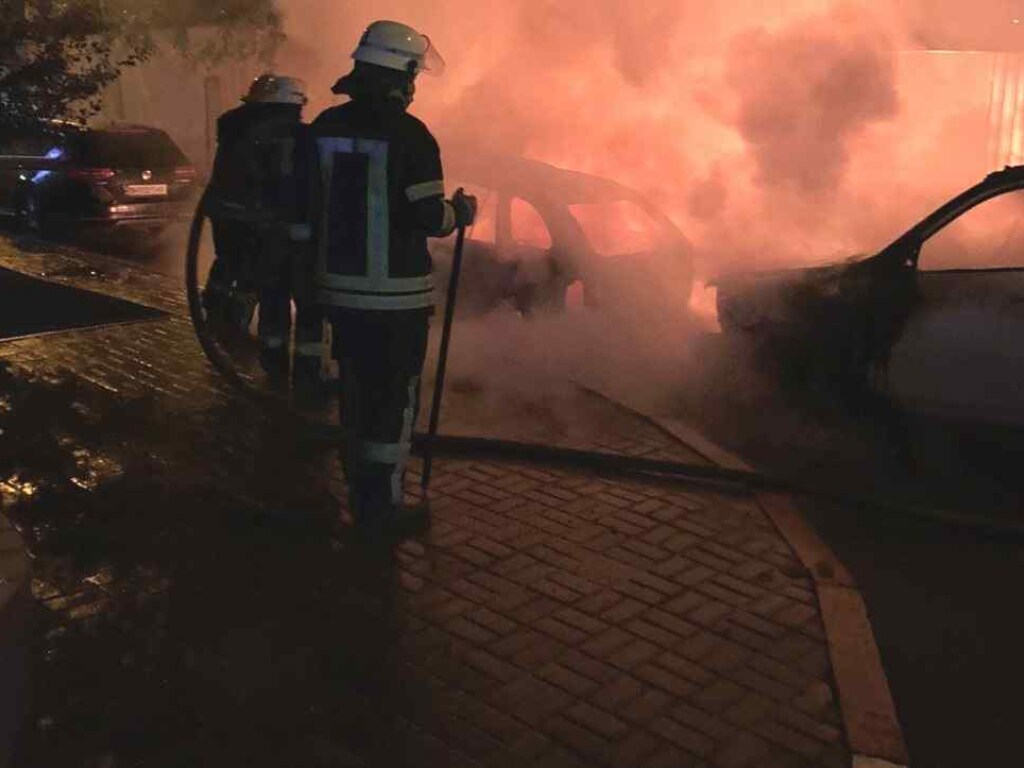 Ночью в Одессе на Фонтанской сгорели два автомобиля (ФОТО)