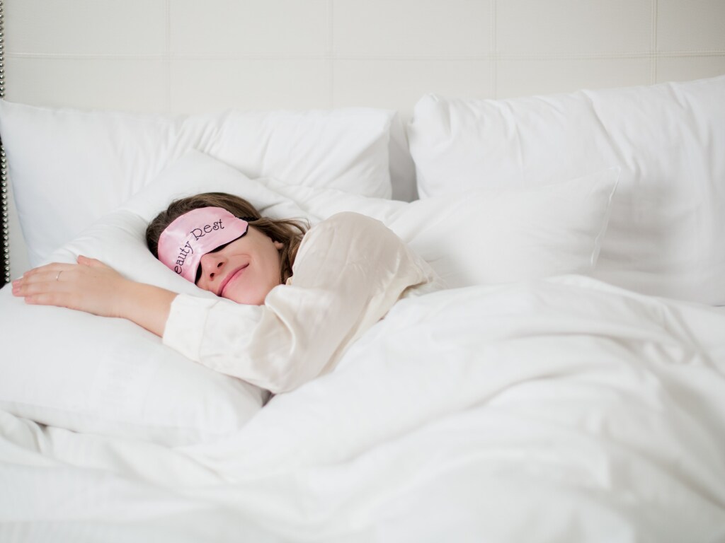 От морщин и для отдыха: медик назвала идеальную позу для сна