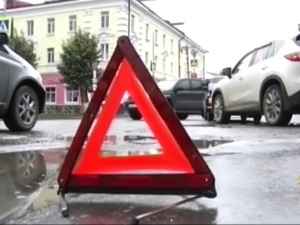 В Запорожье после ДТП авто вынесло на «зебру»: пострадали 4 пешехода, которые шли на «зеленый»