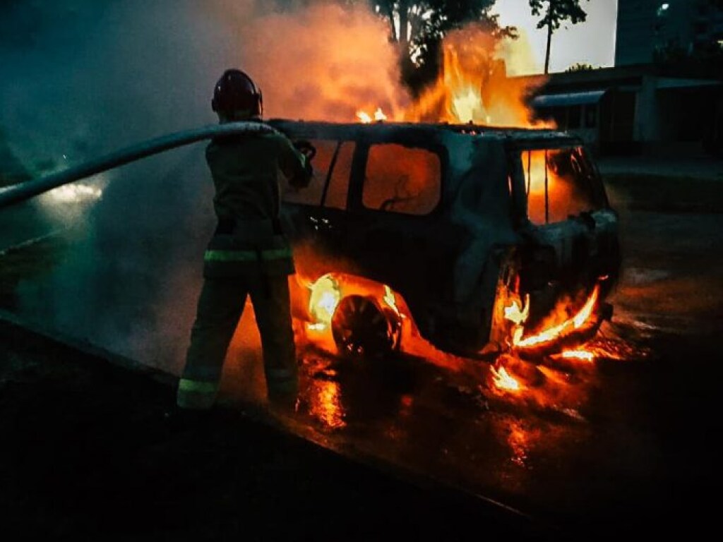 В Святошинском районе столицы на территории больницы сгорел внедорожник (ФОТО)