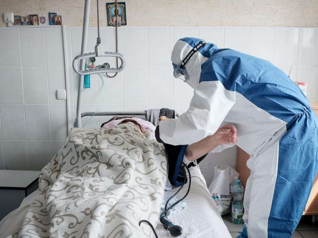 В Украине все чаще госпитализируют с коронавирусом: новый антирекорд