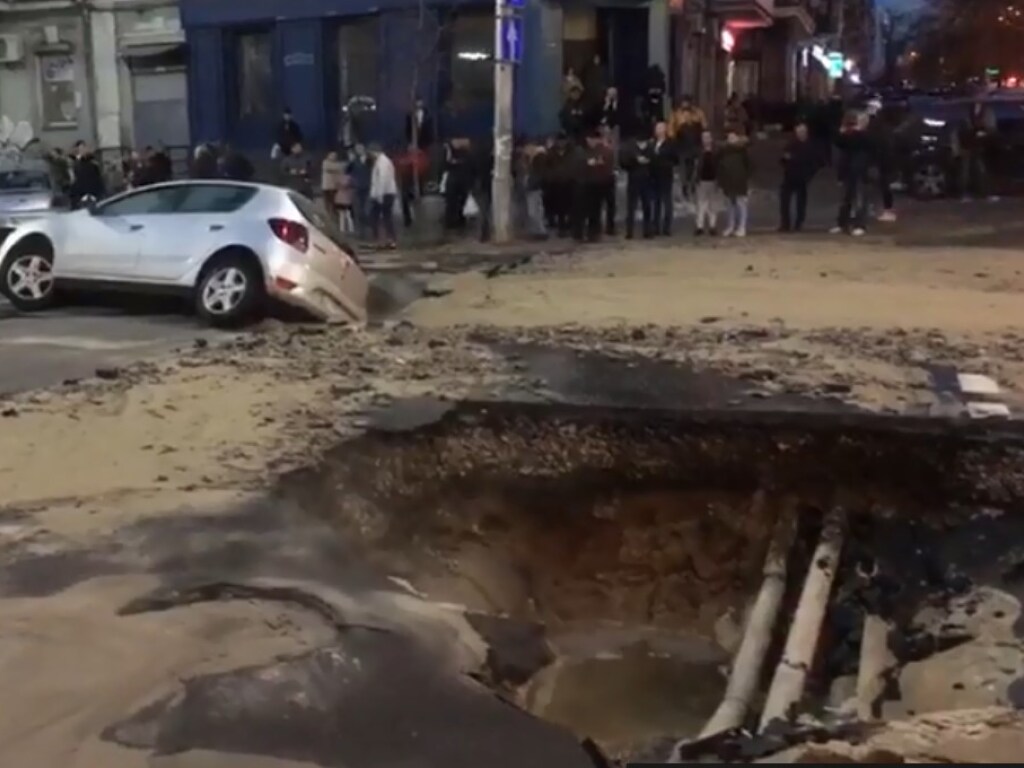 В Одессе авто провалилось в яму с человеческий рост (ВИДЕО)