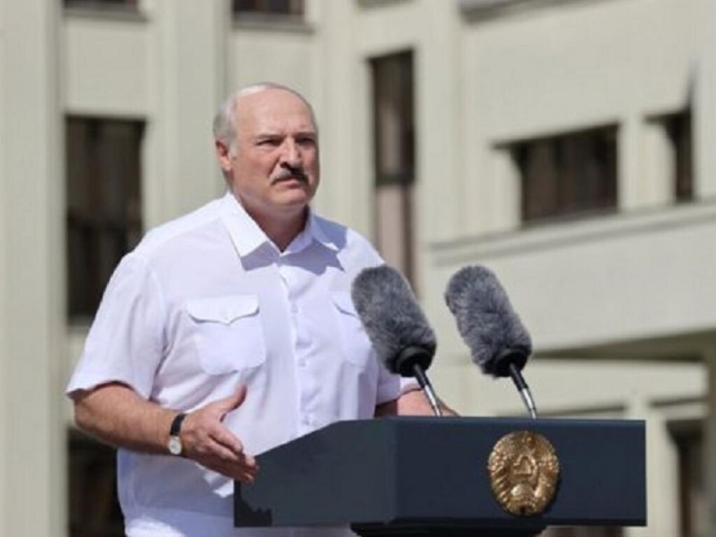 Напомнил о «желтых жилетах»: Лукашенко жестко ответил на предложение Макрона